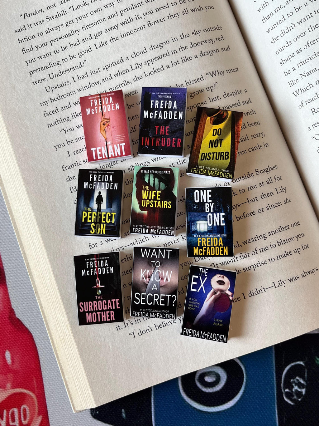 Mini Magnet Freida McFadden Books (set of 9 mini books)