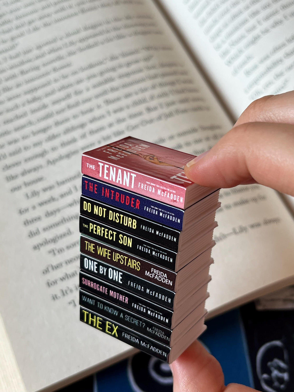 Mini Magnet Freida McFadden Books (set of 9 mini books)