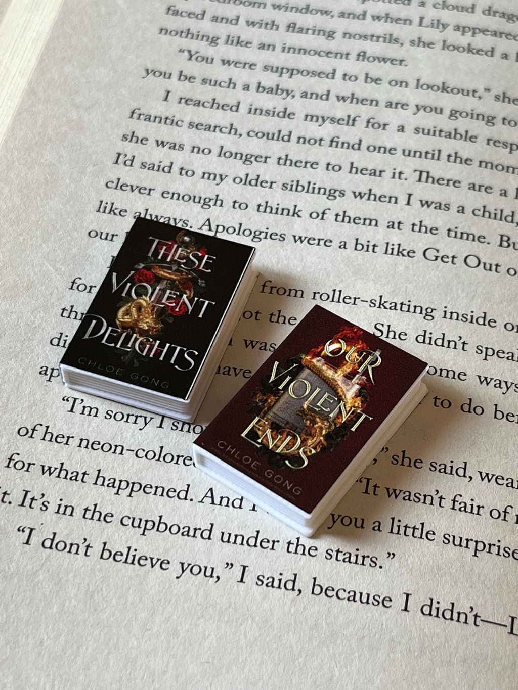 Mini Magnet Secret Shanghai Books (set of 2 mini books)