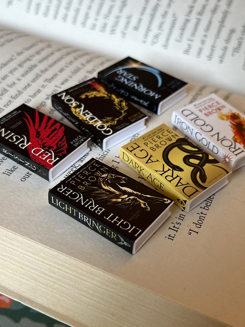 Mini Magnet Red Rising Books (set of 6 mini books)