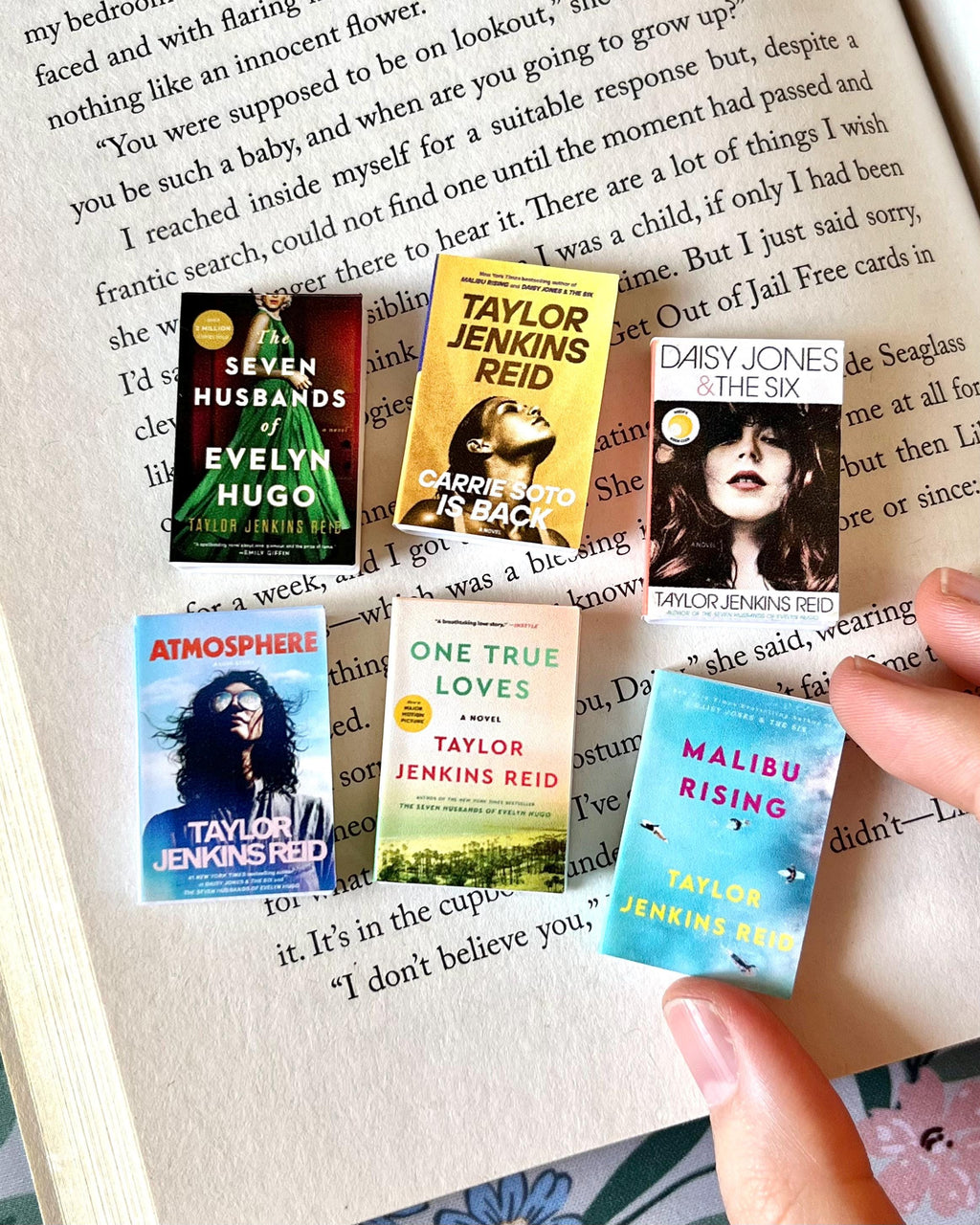 Mini Magnet Taylor Jenkins Reid Books (set of 6 mini books)