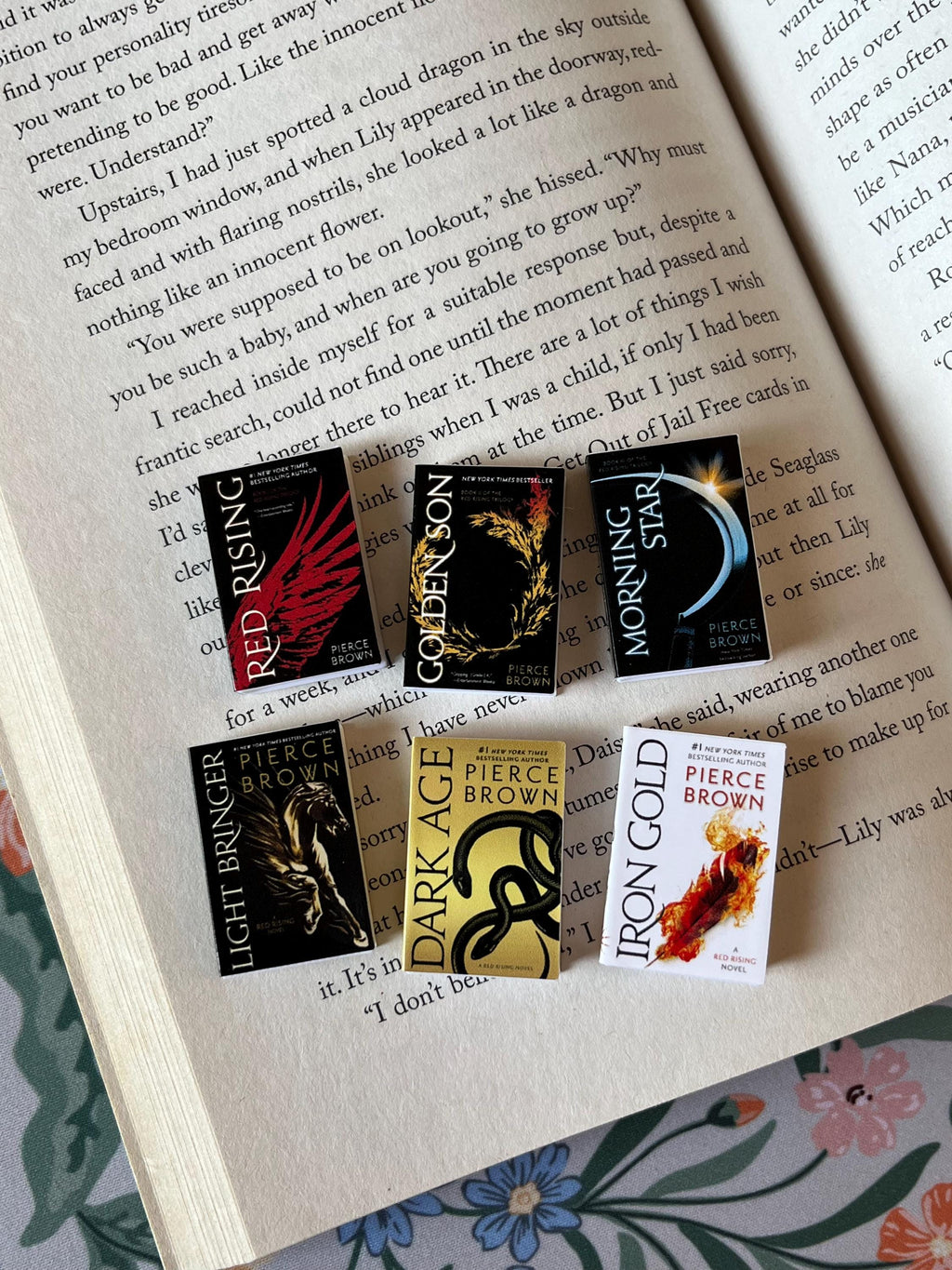 Mini Red Rising Books (set of 6 mini books)